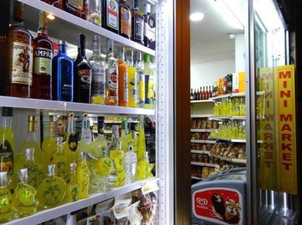 Farò e San Giovanni, stop alla vendita di bottiglie di vetro e lattine nel centro di Torino Farò e San Giovanni, stop alla vendita di bottiglie di vetro e lattine nel centro di Torino