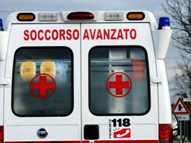 Auto ribaltata: ragazza di 23 anni ferita a Besano Auto ribaltata: ragazza di 23 anni ferita a Besano