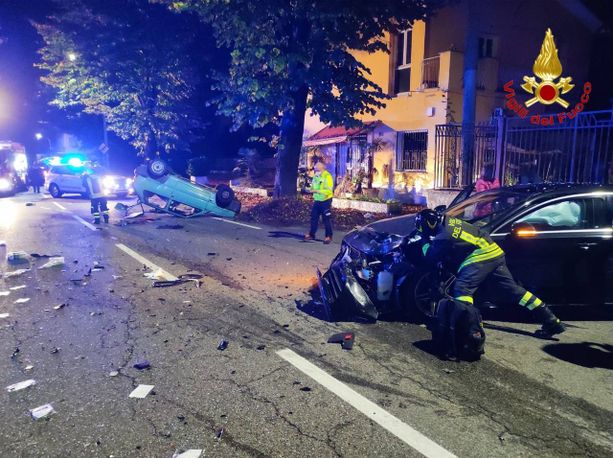 Pauroso scontro sul Sempione a Gallarate: auto si ribalta, tre persone soccorse