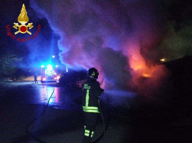 Ancora roghi! Nuova notte di fuoco in via Guerra. Il quarto incendio rifiuti in una settimana