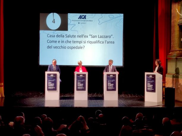 Alba, Teatro Sociale gremito  per il confronto fra i tre candidati  alla guida del municipio [FOTO]