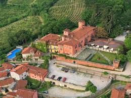 Castello Rosso di Costigliole Saluzzo, replica il legale: "La sera dell'evento l'unica prescrizione vigente era quella della distanza di sicurezza"