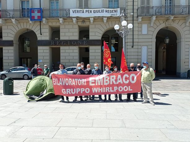 Ex Embraco, all'udienza preliminare gli imputati chiedono il patteggiamento. Sindacati e lavoratori: "No, questione di dignità" Ex Embraco, all'udienza preliminare gli imputati chiedono il patteggiamento. Sindacati e lavoratori: "No, questione di dignità"