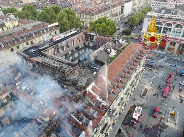 Piazza Carlo Felice, notte di lavoro per contenere l'incendio: iniziato il recupero dei beni negli alloggi