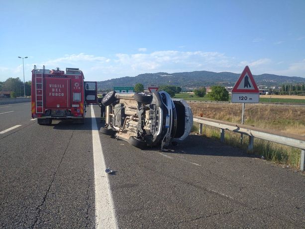 Terribile incidente sulla sopraelevata di Moncalieri, auto si ribalta: 5 feriti, due sono bambine Terribile incidente sulla sopraelevata di Moncalieri, auto si ribalta: 5 feriti, due sono bambine