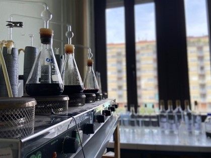 Una &quot;sbronza&quot; da 20mila bottiglie false: gli esperti delle Dogane scoprono sambuca, brandy e whisky in versione &quot;fake&quot;