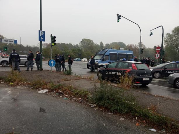 Maxi rave party a Stupinigi per festeggiare 15 anni sound system: feriti 3 poliziotti Maxi rave party a Stupinigi per festeggiare 15 anni sound system: feriti 3 poliziotti