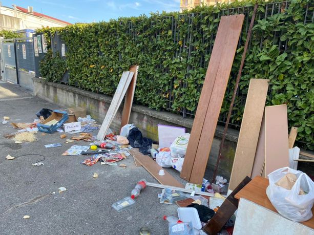 Topi e rifiuti in via Pianezza a Torino, i residenti di zona Paracchi dicono basta