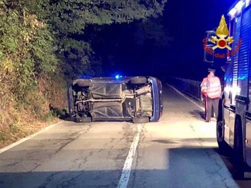 Auto si ribalta lungo la Provinciale 61: paura per un ragazzo di 21 anni