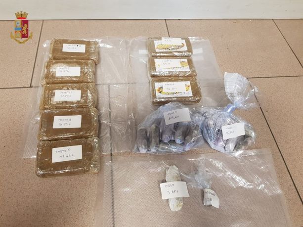 Nascondevano la droga nelle borse della spesa: arrestati un 18enne e un 25enne