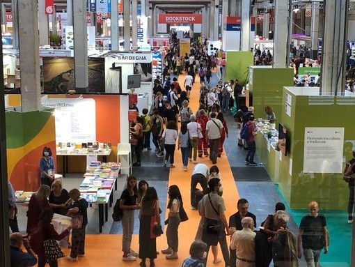 È Annalena Benini a prendere il timone del Salone del libro di Torino per il prossimo triennio È Annalena Benini a prendere il timone del Salone del libro di Torino per il prossimo triennio