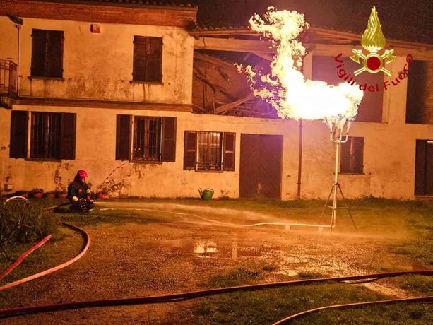 Un bombolone Gpl minaccia di esplodere:  i Vigili del Fuoco lo mettono in sicurezza bruciando il gas all'interno [FOTO]