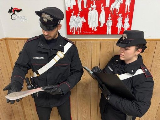 Imperia, due fratelli astigiani "in trasferta" tentano furto in appartamento: caccia all'uomo e arresti a Oneglia