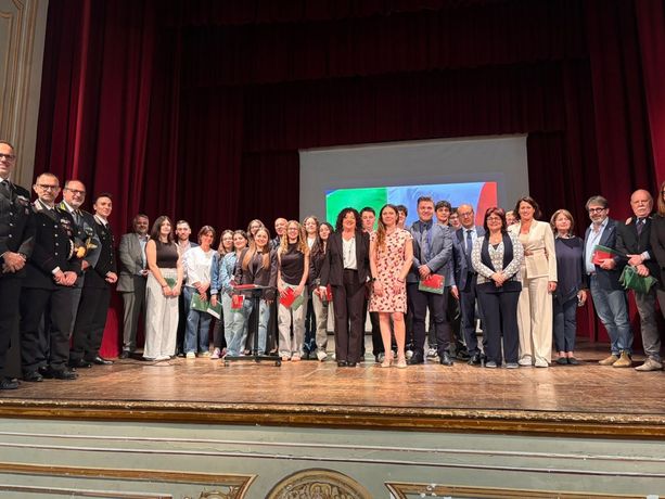 &quot;Legalità e Costituzione&quot;: i giovani protagonisti a Moncalvo per riflettere sulle mafie e la società. Consegna della Costituzione ai neodiciottenni