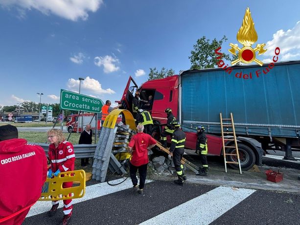Incidente sulla A21: mezzo pesante si schianta contro l’ingresso dell’autogrill Crocetta sud Incidente sulla A21: mezzo pesante si schianta contro l’ingresso dell’autogrill Crocetta sud
