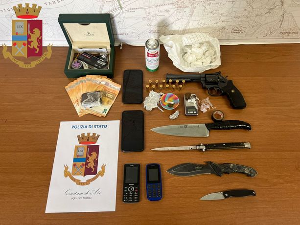 Praia: la polizia arresta due giovanissimi. Uno di loro aveva in mano una pistola pronta all'uso Praia: la polizia arresta due giovanissimi. Uno di loro aveva in mano una pistola pronta all'uso