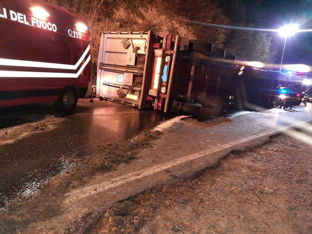 Autoarticolato si ribalta tra Cassinasco e Bubbio. Intervenuti i Vigili del Fuoco Autoarticolato si ribalta tra Cassinasco e Bubbio. Intervenuti i Vigili del Fuoco