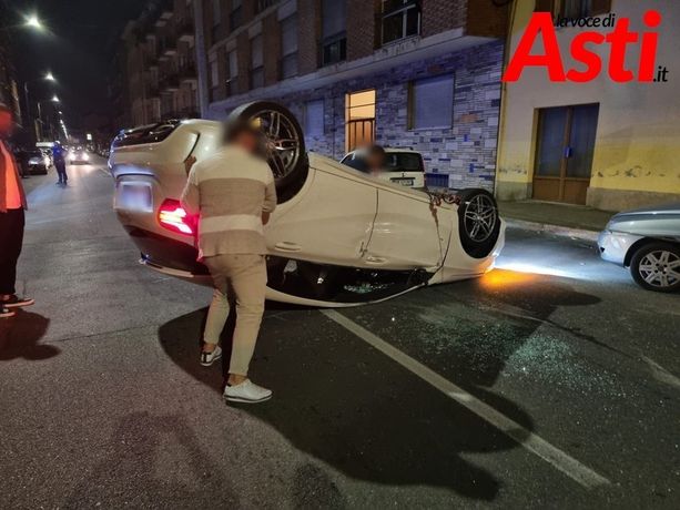 Auto ribaltata, nel cuore della notte, in corso Casale Auto ribaltata, nel cuore della notte, in corso Casale