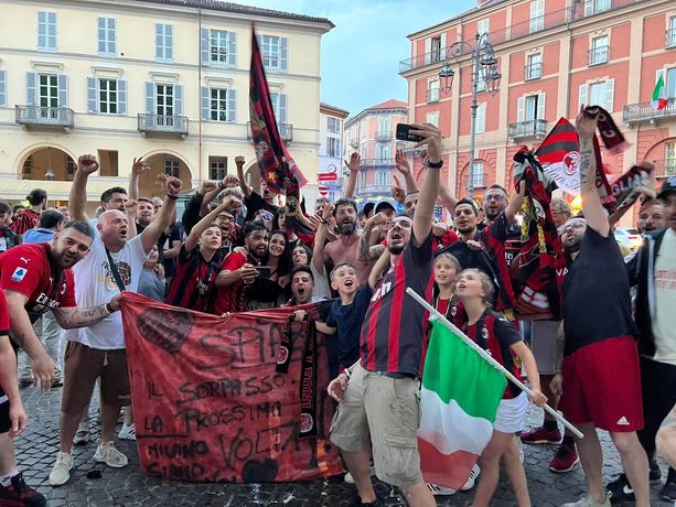 L'Asti rossonera è scesa in piazza per festeggiare il diciannovesimo scudetto [VIDEO]