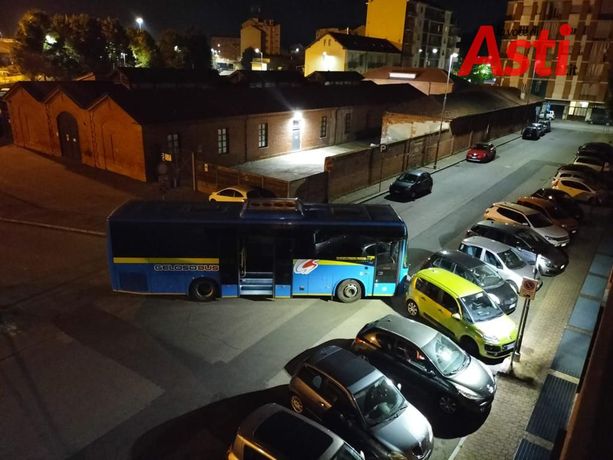 Asti: tre ragazzi mettono in moto autobus e prendono in pieno un'auto in sosta Asti: tre ragazzi mettono in moto autobus e prendono in pieno un'auto in sosta