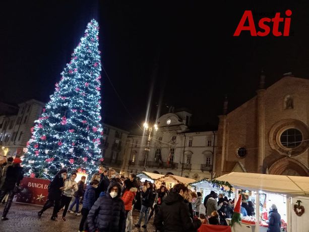 Ad Asti il Natale è arrivato in anticipo. In piazza brilla l'albero e in centro spazio ai mercatini (FOTO E VIDEO) Ad Asti il Natale è arrivato in anticipo. In piazza brilla l'albero e in centro spazio ai mercatini (FOTO E VIDEO)