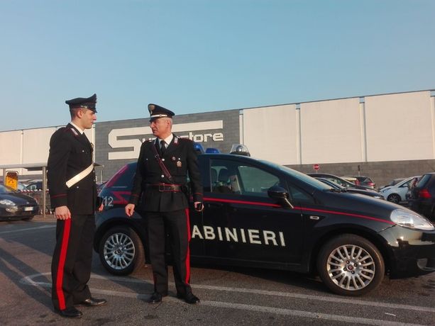 Attimi di paura all'Esselunga di corso Casale. Bimbo di quattro anni si perde e arrivano carabinieri e vigili del fuoco