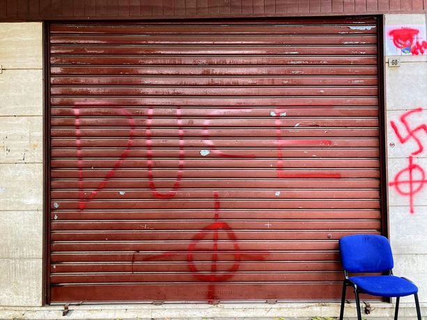 Imbrattata con scritte inneggianti a Mussolini e Hitler la sede del Coordinamento Asti Est [FOTO]