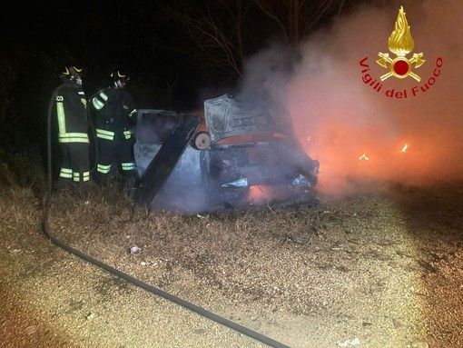 Auto incendiata questa notte ad Asti, nei pressi di Casa Coppi Auto incendiata questa notte ad Asti, nei pressi di Casa Coppi