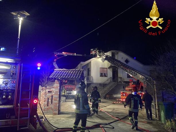 Ennesimo incendio a San Marzanotto. Prende fuoco il tetto di un'abitazione
