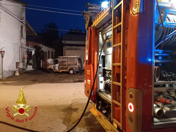 Incendio di un furgone a Serravalle coinvolge contatori gas. Non ci sono feriti Incendio di un furgone a Serravalle coinvolge contatori gas. Non ci sono feriti