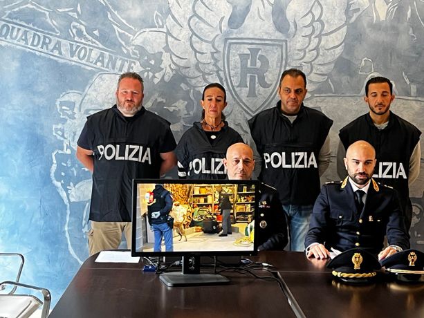 Interravano barattoli con cocaina: la polizia smantella giro di affari per più di un milione e mezzo di euro Interravano barattoli con cocaina: la polizia smantella giro di affari per più di un milione e mezzo di euro