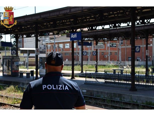 Stazione di Asti: rischia la vita attraversando ripetutamente sui binari