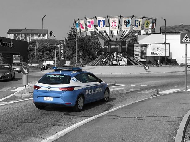 Nomade 18enne con precedenti penali, ruba borsa in un distributore. Arrestato dalla polizia