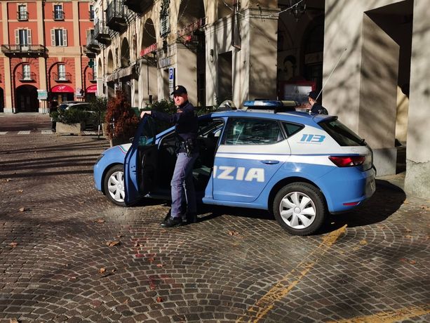 Cameriere ubriaco dà in escandescenza nell’hotel in cui lavora e cerca di aggredire i poliziotti Cameriere ubriaco dà in escandescenza nell’hotel in cui lavora e cerca di aggredire i poliziotti