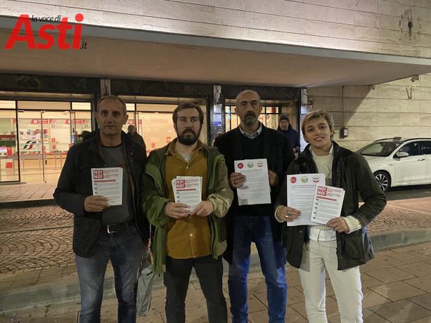 "No al blu che rende ancora più verdi le tasche dei cittadini". Raccolta firme contro i parcheggi a pagamento in piazza del Palio