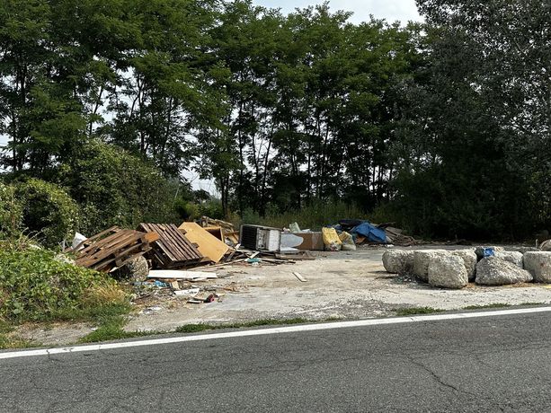 Asti e il degrado urbano: cumuli di rifiuti in strada Santo Spirito