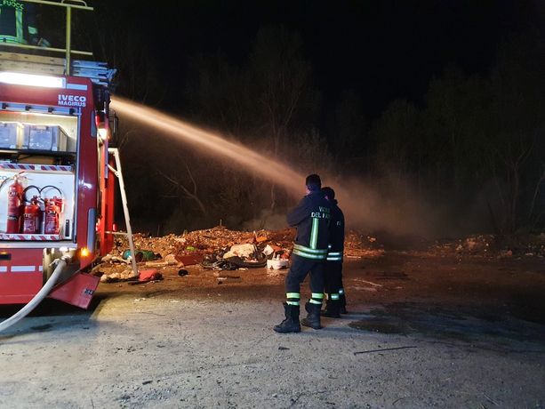 Basta roghi in via Guerra! Tre ore di intervento, questa notte, per i vigili del fuoco di Asti Basta roghi in via Guerra! Tre ore di intervento, questa notte, per i vigili del fuoco di Asti