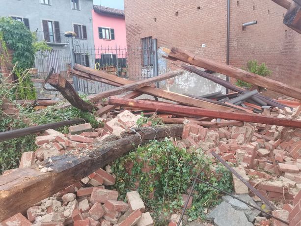 Oggi solstizio d'estate, l'Astigiano fa i conti con i danni del maltempo di ieri pomeriggio. A Penango un pioppo distrugge 20 auto [FOTO E VIDEO]
