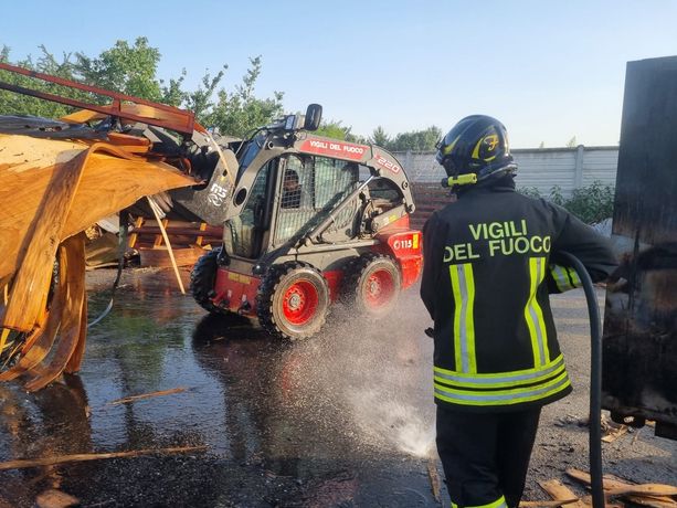 Grave incendio in una segheria di Canelli. Sul posto 6 squadre di vigili del fuoco [FOTO]