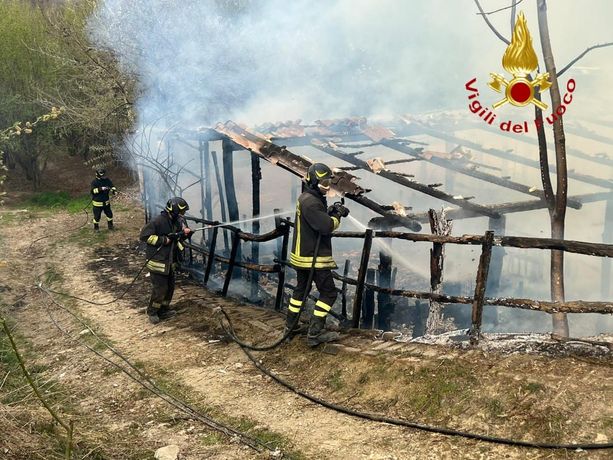 Esteso incendio a Rocchetta Palafea. Partito da un capannone si estende a bosco Esteso incendio a Rocchetta Palafea. Partito da un capannone si estende a bosco