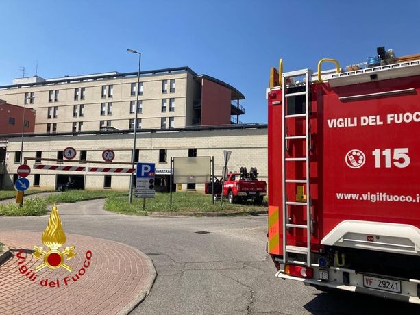 Disabile cade e si incastra tra i sedili dell'auto. Necessario intervento dei vigili del fuoco