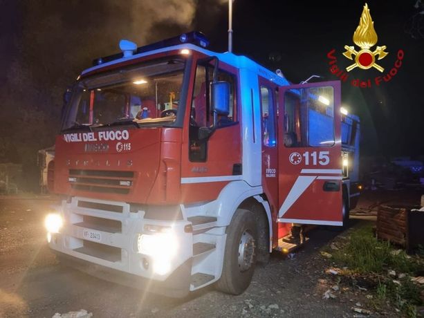 A fuoco cumuli di immondizia in via Arno: per due volte devono intervenire i vigili del fuoco
