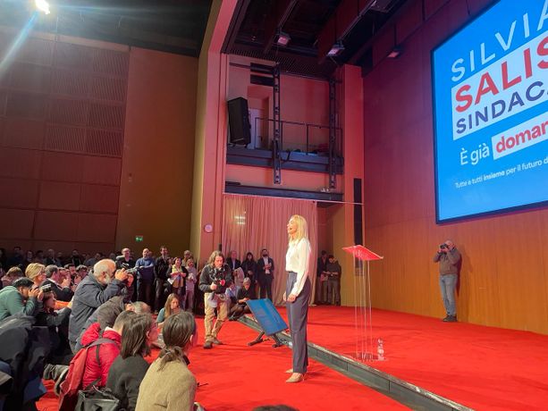 Silvia Salis lancia la sua corsa per Genova: tanto copione, poco spazio all’improvvisazione e due “no” che indicano la strada