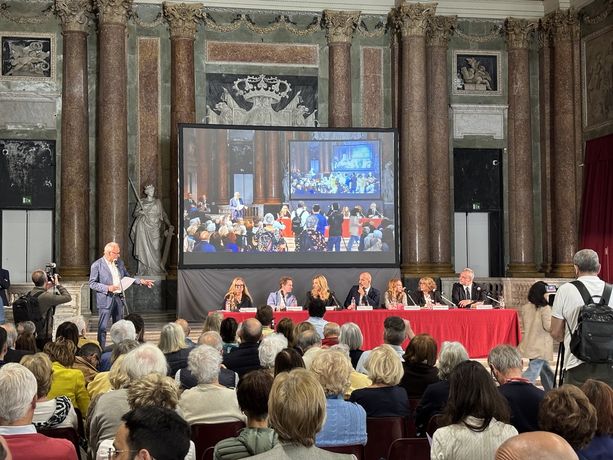 Elezioni comunali, a Palazzo Ducale il primo confronto senza copione tra i sette candidati sindaco: Salis lancia lo sport per la terza età, Piciocchi si espone sui depositi chimici