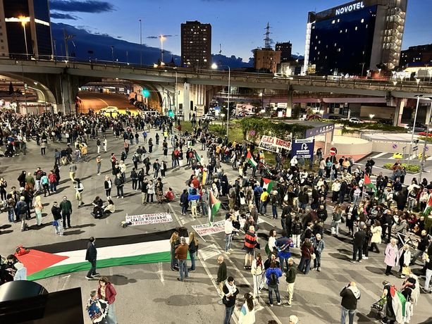 “Fiaccolata senza confini né bandiere per l’umanità”: partito il corteo per la Palestina di Music for Peace (SEGUI LA DIRETTA) “Fiaccolata senza confini né bandiere per l’umanità”: partito il corteo per la Palestina di Music for Peace (SEGUI LA DIRETTA)