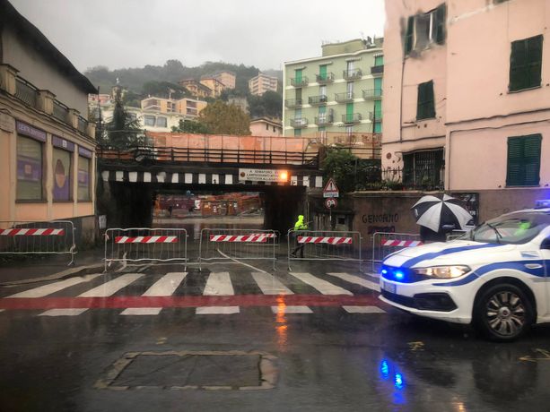 Maltempo in città: madre e figlia intrappolate in auto, i vigili del fuoco le salvano Maltempo in città: madre e figlia intrappolate in auto, i vigili del fuoco le salvano