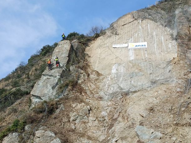 Frana sull'Aurelia, fatto brillare il masso 'ciclopico' con 300 kg di esplosivo