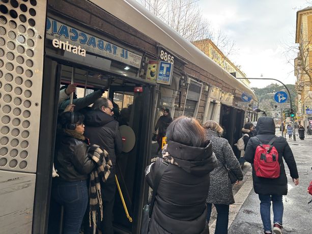 Amt e il mistero degli orari indicati su paline e app: perché gli autobus spariscono nel nulla