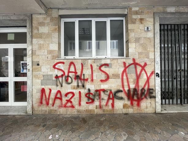 “Salis nazista”, scritte shock sui muri di tre scuole: “Atto vile” “Salis nazista”, scritte shock sui muri di tre scuole: “Atto vile”