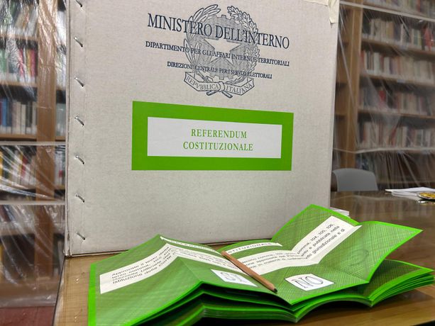 Referendum, ecco i primi exit poll: il no parte avanti Referendum, ecco i primi exit poll: il no parte avanti